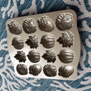 Nordic Ware Autumn Cakelet Pan